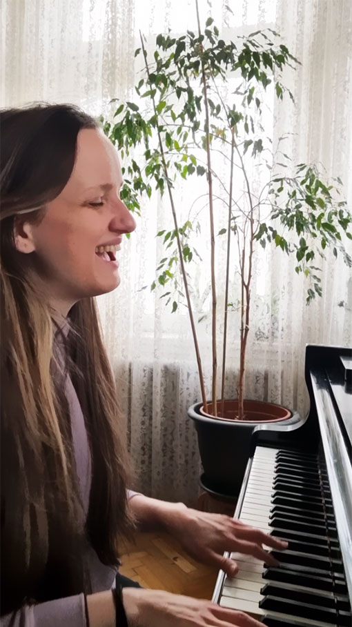 Portrait of Nora Wilfing on the piano